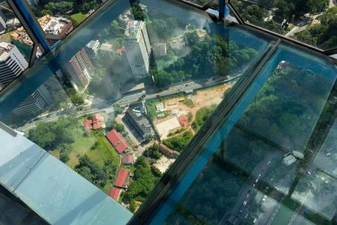 Nervenkitzel in der gläsernen Sky Box des Fernsehturm von Kuala Lumpur Vie.. Stock Photos