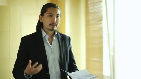 Nervous businessman practicing a speech for a presentation and trying to calm 動画素材 76299068