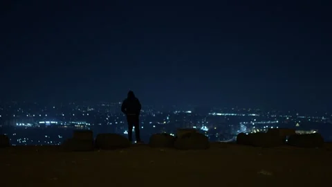 A nervous Man on a cliff thinking about to commit suicide 库存影片 245993017