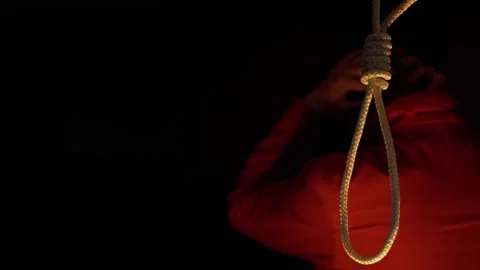 A nervous man is preparing to commit suicide by hanging. 库存影片 263794182
