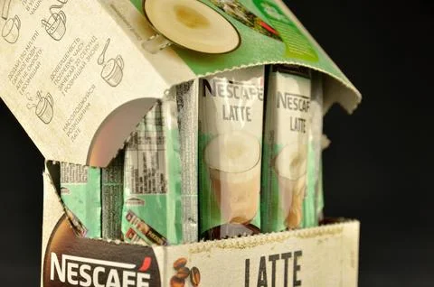 NESCAFE LATTE opened box with coffee sachets on a dark background Foto stock