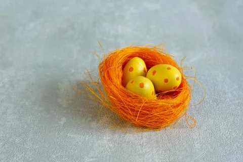 Nest with Easter eggs in specks. Foto stock