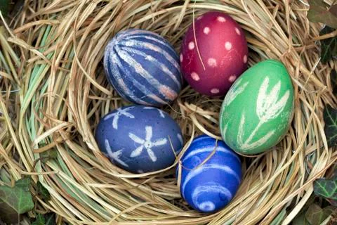 Nest of natural-colored Easter eggs Foto stock