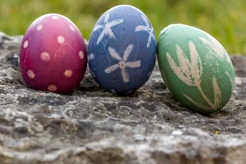 Nest of natural-colored Easter eggs Foto stock