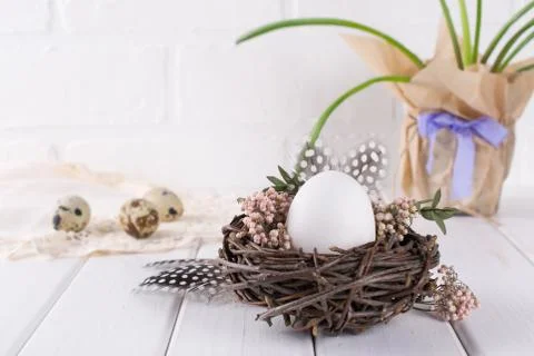 Nest with white chicken egg. Easter concept. Happy Easter Foto stock