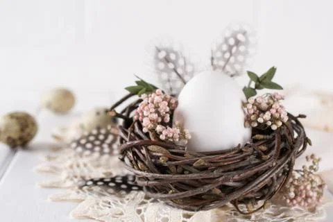 Nest with white chicken egg. Easter concept. Happy Easter Foto stock