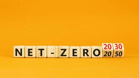 Net-zero 2030 symbol. Concept words Net-zero 2030 or Net-zero 2050 on wooden  스톡 사진