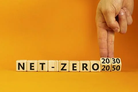 Net-zero 2030 symbol. Concept words Net-zero 2030 or Net-zero 2050 on wooden  스톡 사진