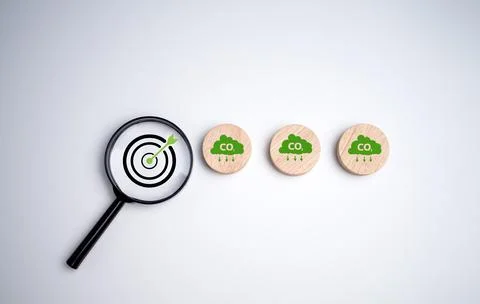 Net zero by 2050, Circle plank with green cloud icon and dartboard focus ma.. 스톡 사진