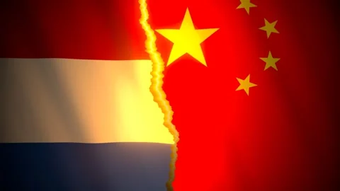 Netherlands and China flags torn apart along a glowing rift 库存影片 346387446