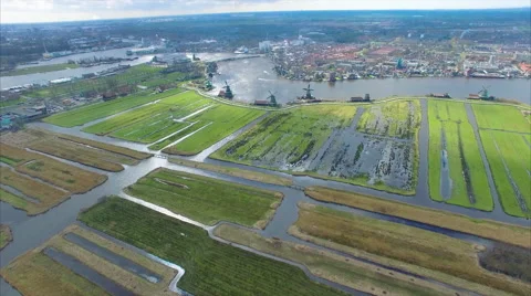 Netherlands Windmill Village, Flyover Fields Viewing Town and Water Vídeos de archivo 62166404