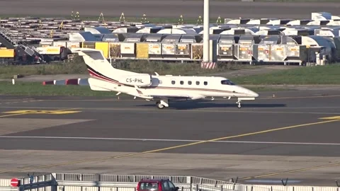 Netjets Embraer Phenom 300 Light Jet Taxiing at airport Vídeo Stock 250082593