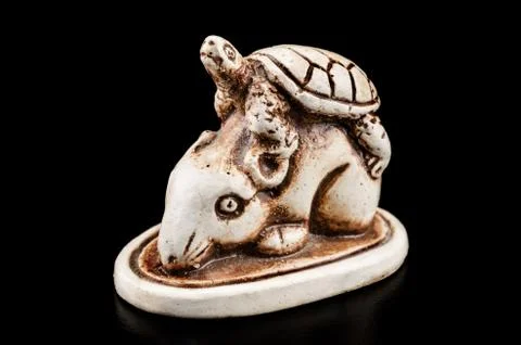 Netsuke carving turtle on rat 库存照片