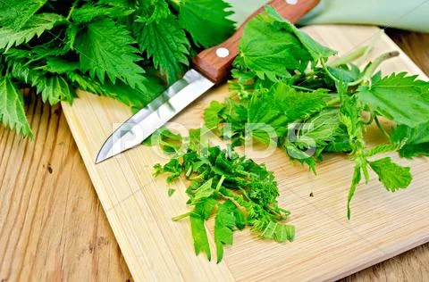 Nettle on the board with a knife and napkin Stock-Fotos