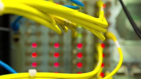 Network cables connected to the server - Change Focus Vidéo 58238088