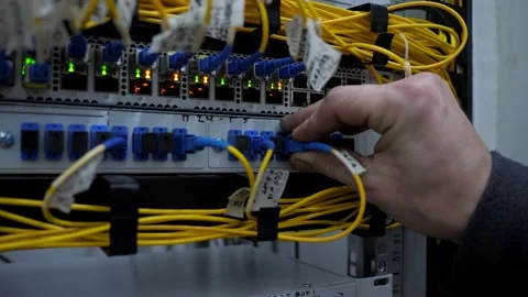 Network Engineer Connecting Patch Cable in Data Center Server Rack 库存影片 197374248