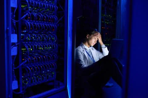 Network Engineer Working at Night Foto stock
