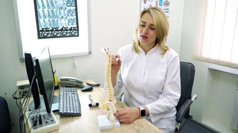 Neurologist explaining the functioning of a spine  動画素材 224806069