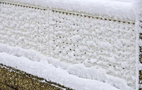 Neuschnee klebt auf einem Gartenzaun aus Aluminium Neuschnee klebt auf ein... Stock Photos