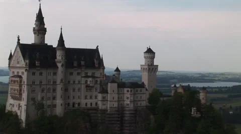 Neuschwanstein Castle at dusk (medium shot w/pan left) Stockbeeldmateriaal 1008586