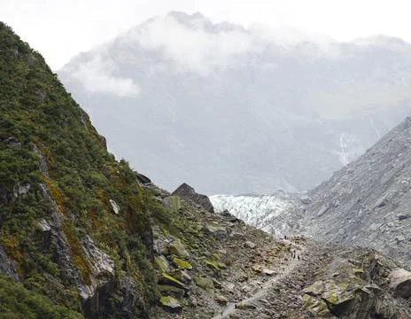 Neuseeland: Grandiose Natur - der Fox-Gletscher. Ein steiniger Weg führt z.. Stock Photos