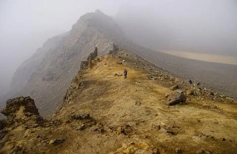 Neuseeland: Wandern auf dem Vulkan. Einer Mondlandschaft ähneln die höhere. Stock Photos