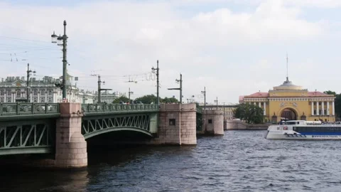 Neva River. It&amp;#039;s a hot, sunny summer day. Vídeo Stock 341021237