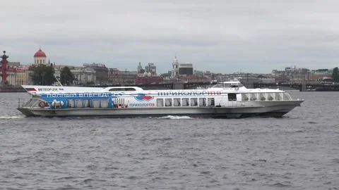 Neva River with passing excursion boats on a rainy autumn day. Vídeo Stock 340878414