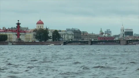 Neva River with passing excursion boats on a rainy autumn day. Vídeo Stock 340878457