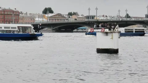 Neva River with passing excursion boats on a rainy autumn day. Vídeo Stock 340878509