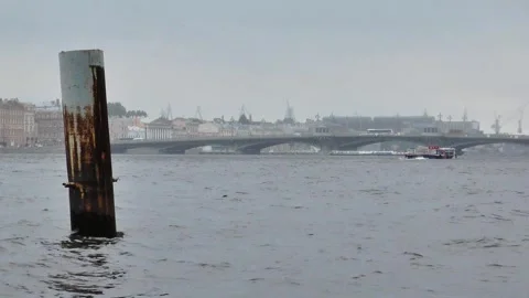 Neva River with passing excursion boats on a rainy autumn day. Stock-Footage 340878514