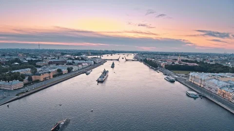 Neva River with warship Vídeo Stock 92161478