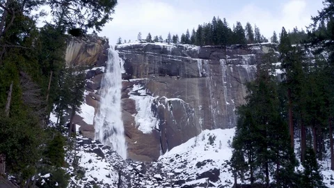 Nevada Falls Waterfall Through the Trees - Crane Shot 스톡 동영상 87855158