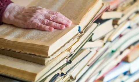 Never too old to learn - Hands of old woman reading book 스톡 사진