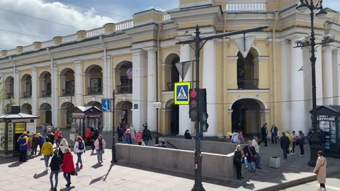 Nevsky prospect. Seating yard. Walk through the most beautiful city in Russia Video stock 155426560