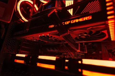 New 12-Pin GPU Cabling for NVIDIA Video Cards in Illuminated Gaming PC Setup Foto stock