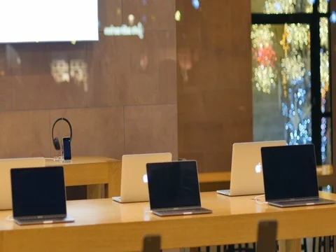 New Apple MacBook Pro laptops in a row beautiful Bokeh Vídeos de archivo 71189588