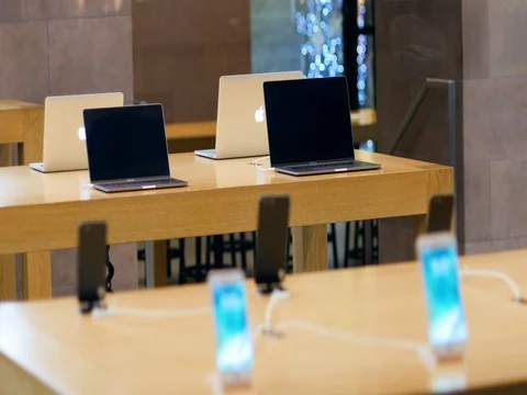 New Apple MacBook Pro laptops in a row beautiful Bokeh Vídeos de archivo 71189648