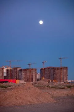 A new area is being built. Construction cranes. Moon. Foto stock