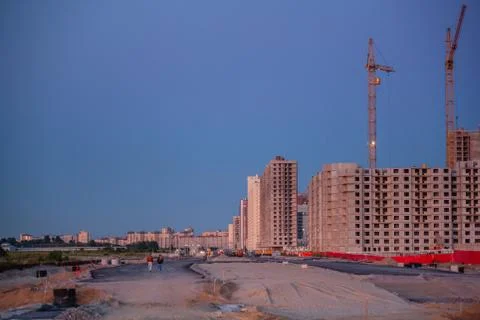 A new area is being built. A young family of two walking. Foto stock