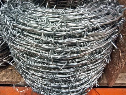 New barbed wire, for purchase Stockfoto's