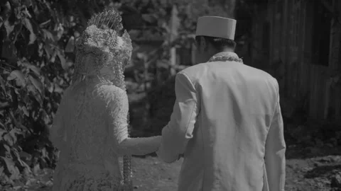 New bride walking with talking about us 库存影片 219377905