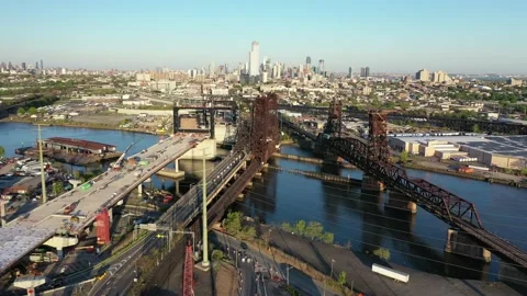 New bridge deck rising beside the old lift span in Kearny Vidéo 130305276