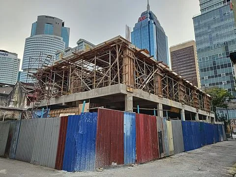 New buildings are built without safety nets and other safety equipment 스톡 사진