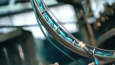 New caps for plastic bottles on the conveyor belt of a drinking water plant. Vidéo 149670258