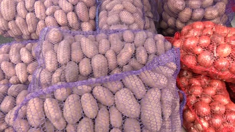 New crop potatoes packed in mesh bags. 库存影片 223820151