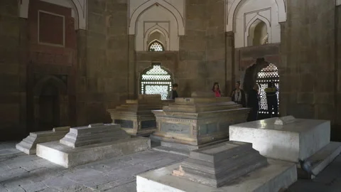 NEW DELHI, INDIA - 4TH JANUARY 2019: Humayun’s Tomb in New Delhi, India Видео 243189853