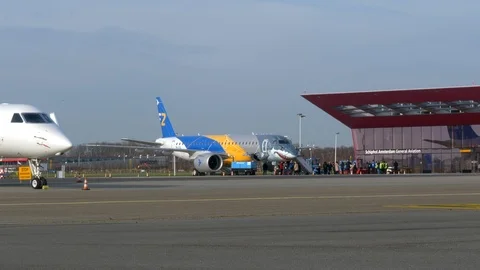 The new Embraer E-190 E2 in "Shark" livery at the general aviation apron Vidéo 103832658