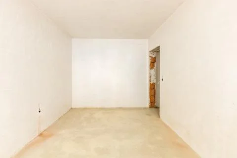New empty room under construction. Plaster walls. New home. Concrete walls. I 스톡 사진