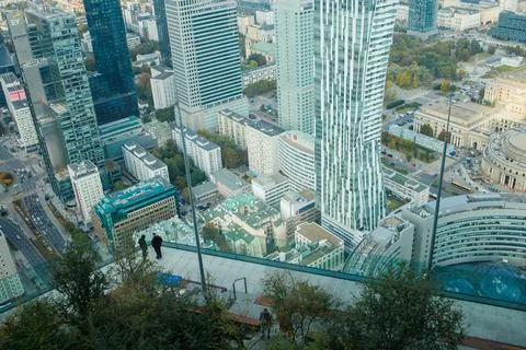 New freshly opened observation platform in Warsaw. People enjoying view fro.. Foto stock